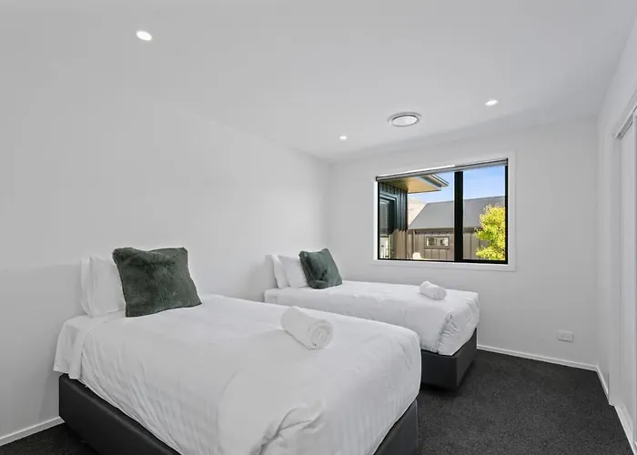 Views On Farrant Wanaka
